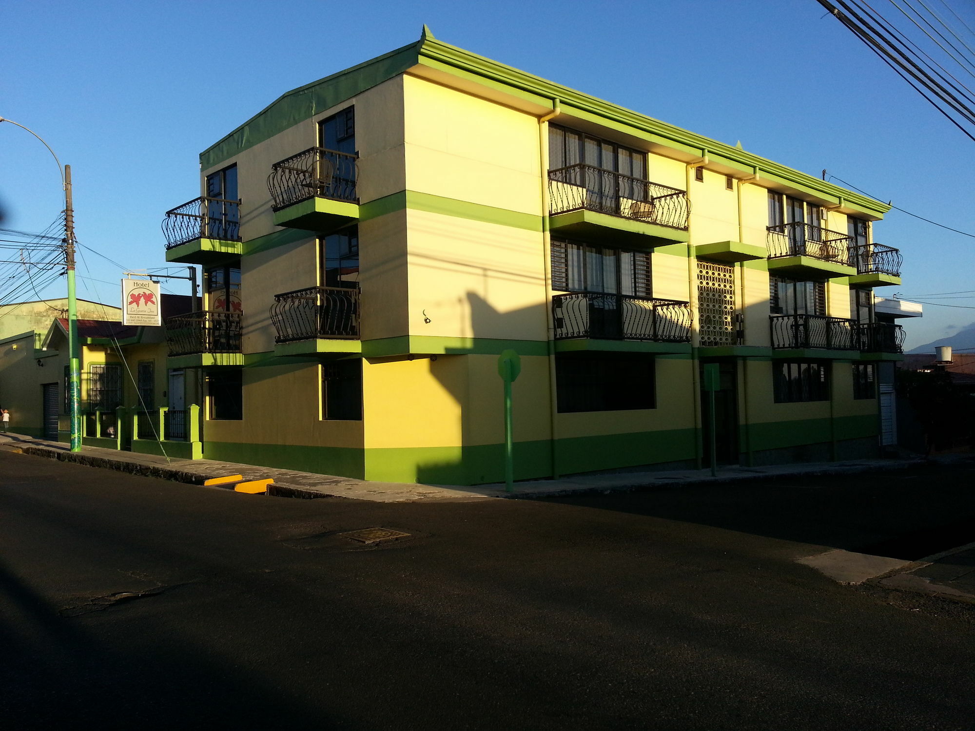 Hotel La Guaria Inn & Suites アラフエラ エクステリア 写真