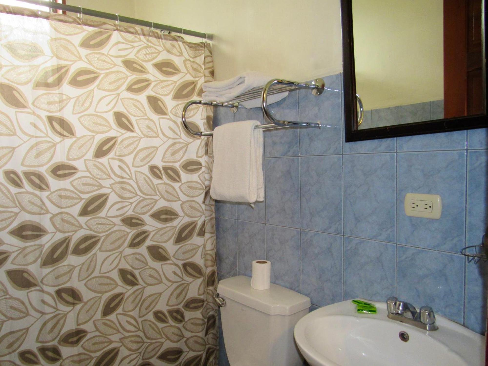 Hotel La Guaria Inn & Suites アラフエラ エクステリア 写真